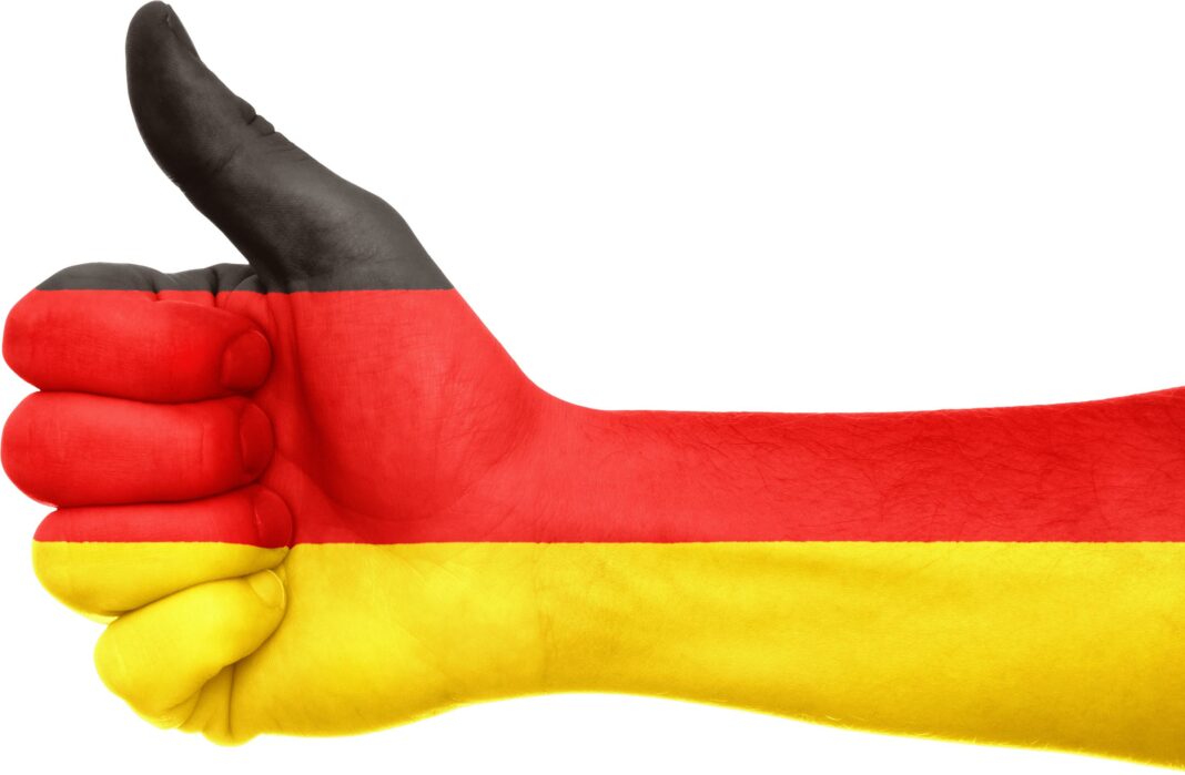 reka-pomalowa-w-kolorze-niemieckiej-flagi
